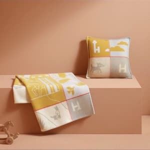 에르메스 이니셜 옐로우 쿠션 - Hermes Initial Yellow Cushion - …